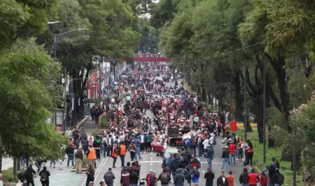 Secciones de la CNTE se alistan para ponerse en marcha hacia el estadio Azteca.