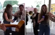 VIDEO �Susto en plena transmisi�n! Reportera recibe un arma de un mariachi