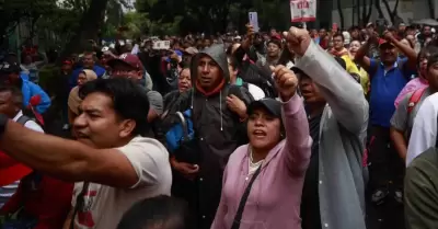 Maestros de la CNTE a las afueras de la Secretar�a de Gobernaci�n