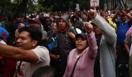 Maestros de la CNTE a las afueras de la Secretar�a de Gobernaci�n