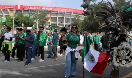 Aficionados esperan ingresar al Estadio Ciudad de M�xico para el partido inaugur