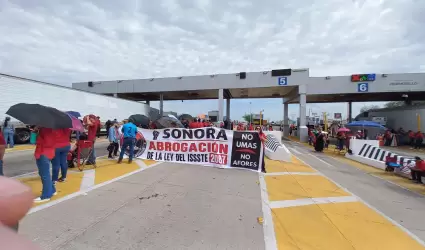 Maestros federales toman caseta de peaje al norte de Hermosillo