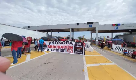 Maestros federales toman caseta de peaje al norte de Hermosillo