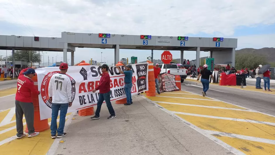 Maestros federales toman caseta de peaje al norte de Hermosillo