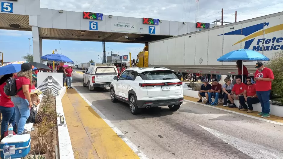 Maestros federales toman caseta de peaje al norte de Hermosillo