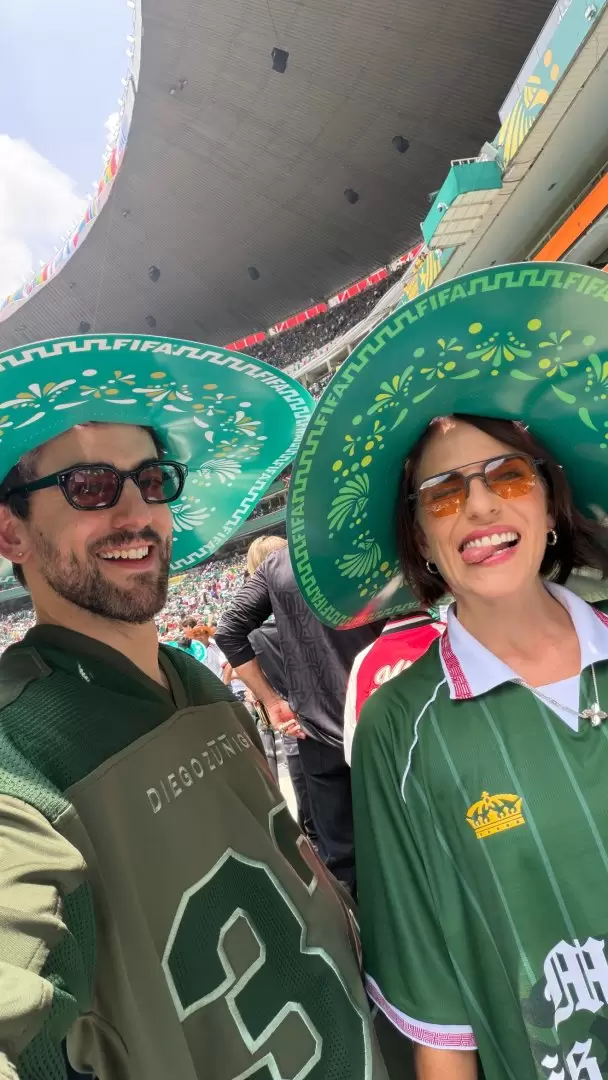 Karla Souza y Luis Gerardo Méndez en el Estadio Ciudad de México