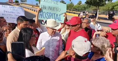 Bloqueo frente Hospital Fernando Ocaranza, del Issste