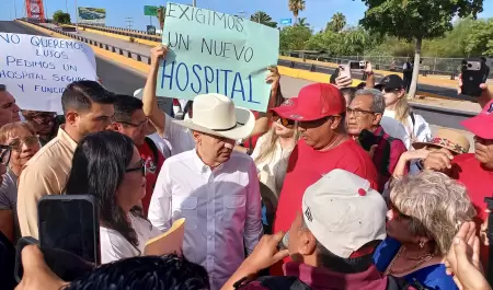 Bloqueo frente Hospital Fernando Ocaranza, del Issste