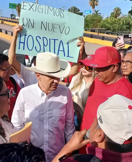 Bloqueo frente Hospital Fernando Ocaranza, del Issste