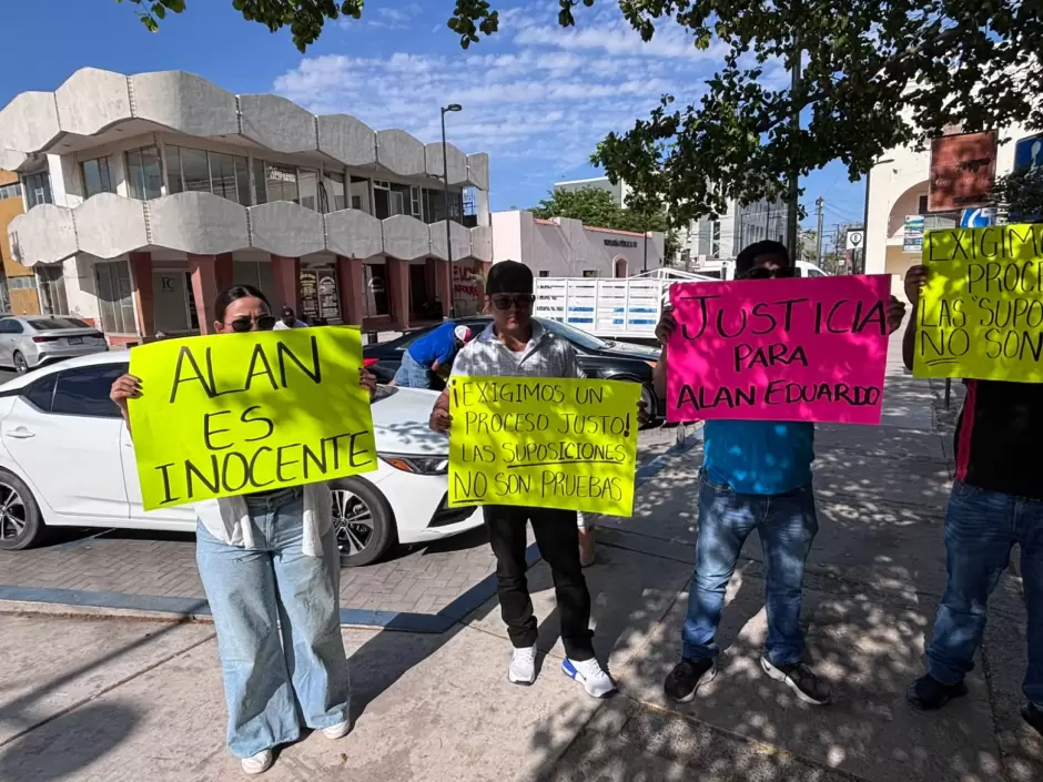 Se manifiestan familiares de Alan Espinoza