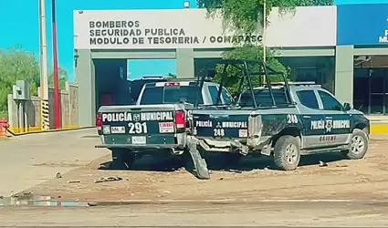 Mujer choca contra patrullas estacionadas