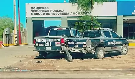 Mujer choca contra patrullas estacionadas