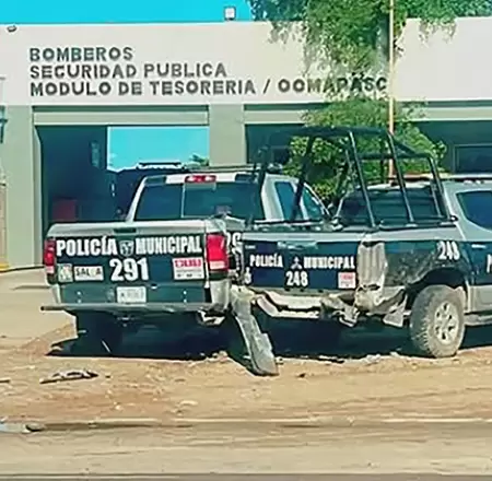 Mujer choca contra patrullas estacionadas