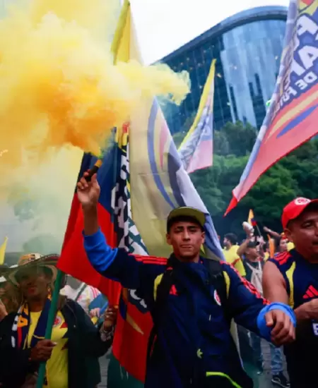 Colombianos desatan carnaval futbolero en el �ngel