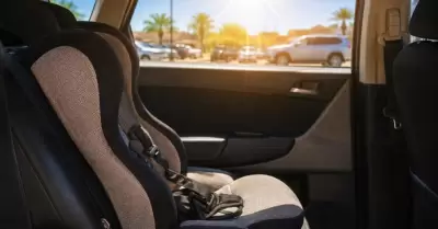 Dejar personas dentro de autos bajo el calor
