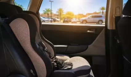 Dejar personas dentro de autos bajo el calor