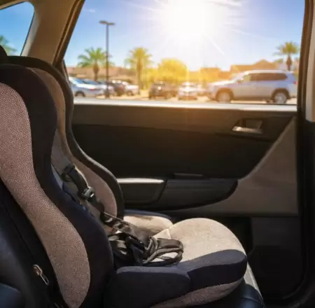 Dejar personas dentro de autos bajo el calor