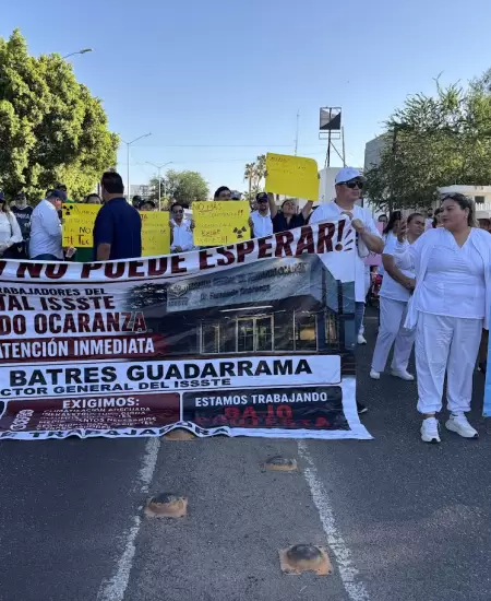 Bloqueo en el bulevar Morelos por personal y derechohabientes del hospital del I
