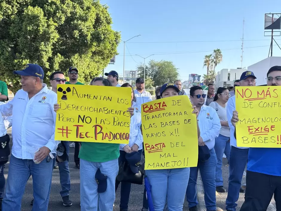 Bloqueo en el bulevar Morelos por personal y derechohabientes del hospital del Issste