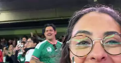 Se disculpa hombre que arroj� cerveza a una mujer durante el partido M�xico vs.