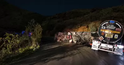 Volcadura de pipa en el tramo �muris-Cananea