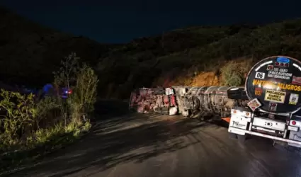 Volcadura de pipa en el tramo �muris-Cananea