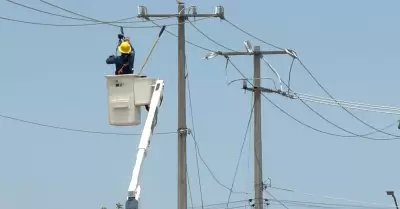 Trabajadores de CFE realizan reparaciones
