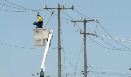 Trabajadores de CFE realizan reparaciones
