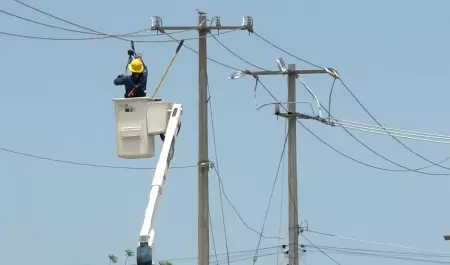 Trabajadores de CFE realizan reparaciones