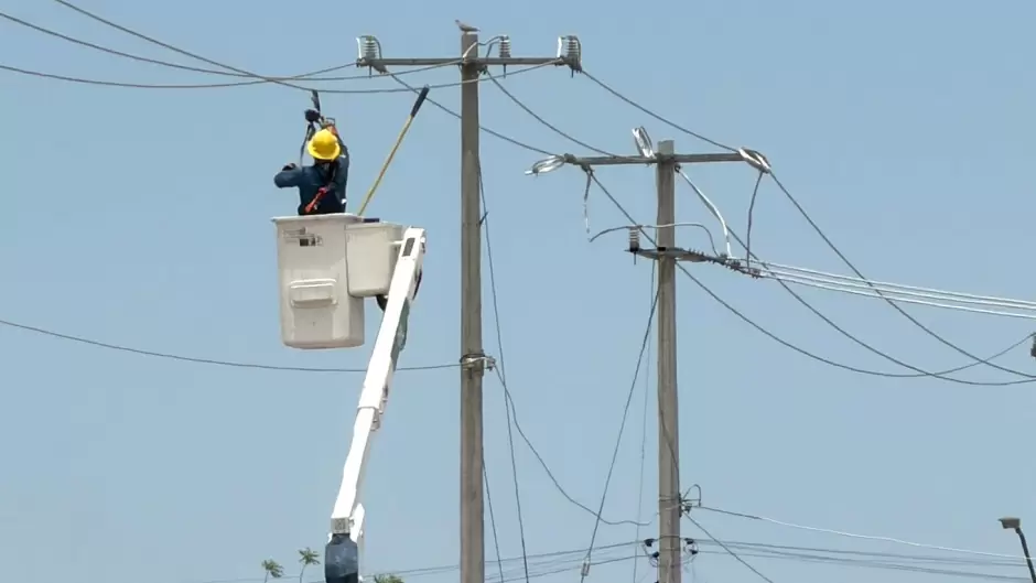 Trabajadores de CFE realizan reparaciones