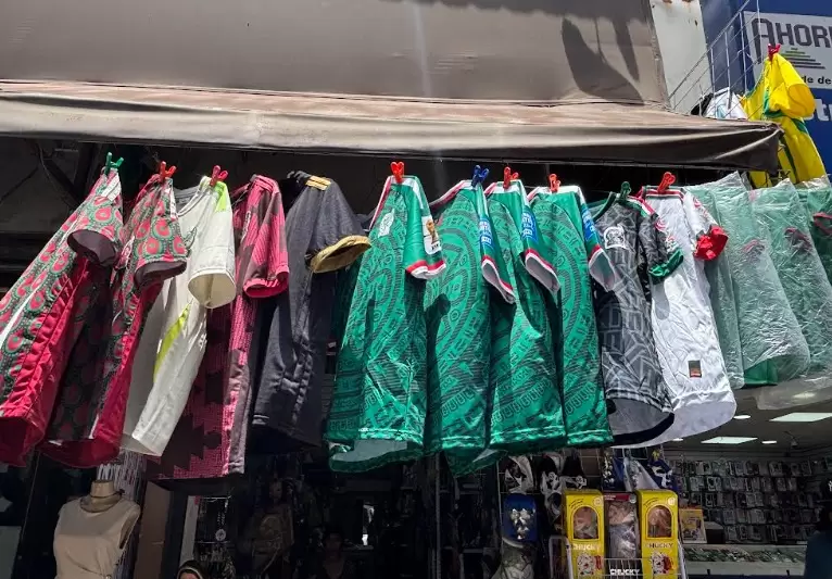 Venta de playeras de la Selección Mexicana.
