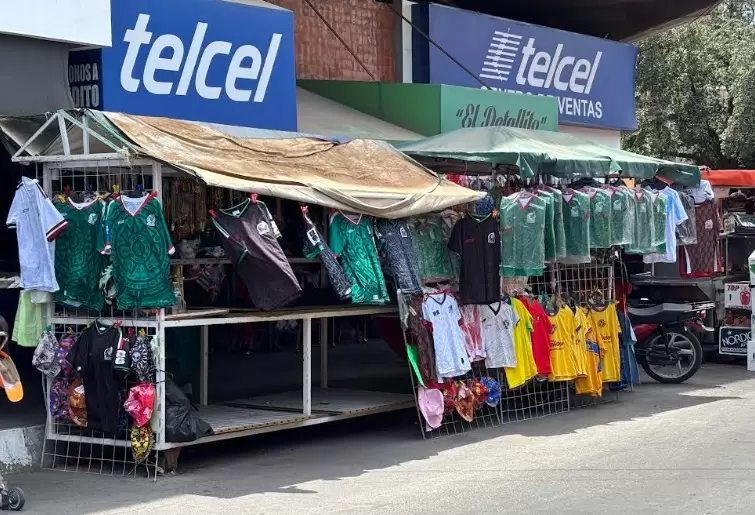 Venta de playeras de la Selección Mexicana.