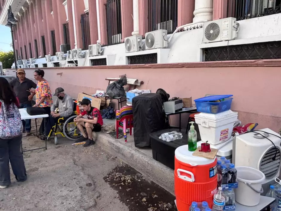 Desalojan a manifestantes de Covafam del Congreso