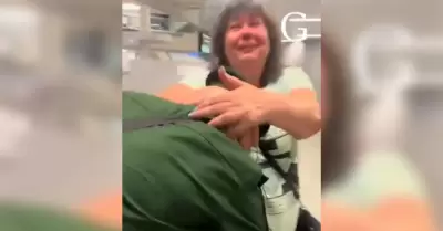 Soldado reencuentra primero a su novia y deja esperando a su madre