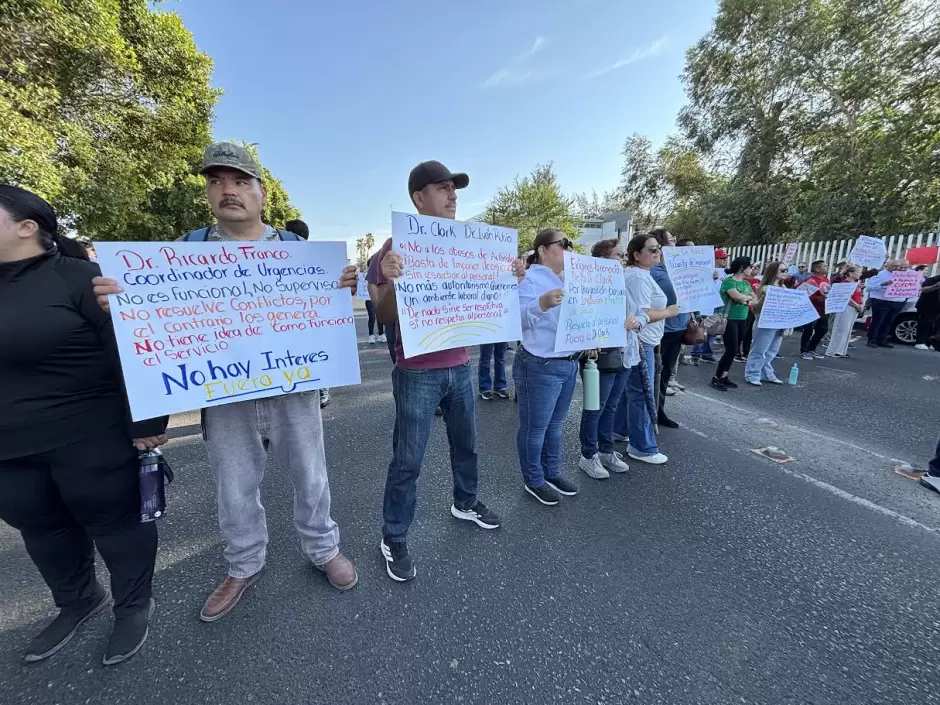 Trabajadores y derechohabientes del Issste realizan un bloqueo vial en el bulevar Morelos