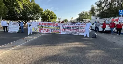 Trabajadores y derechohabientes del Issste realizan un bloqueo vial en el buleva