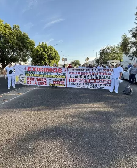 Trabajadores y derechohabientes del Issste realizan un bloqueo vial en el buleva