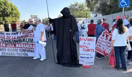 Trabajadores y derechohabientes del Issste realizan un bloqueo vial en el buleva