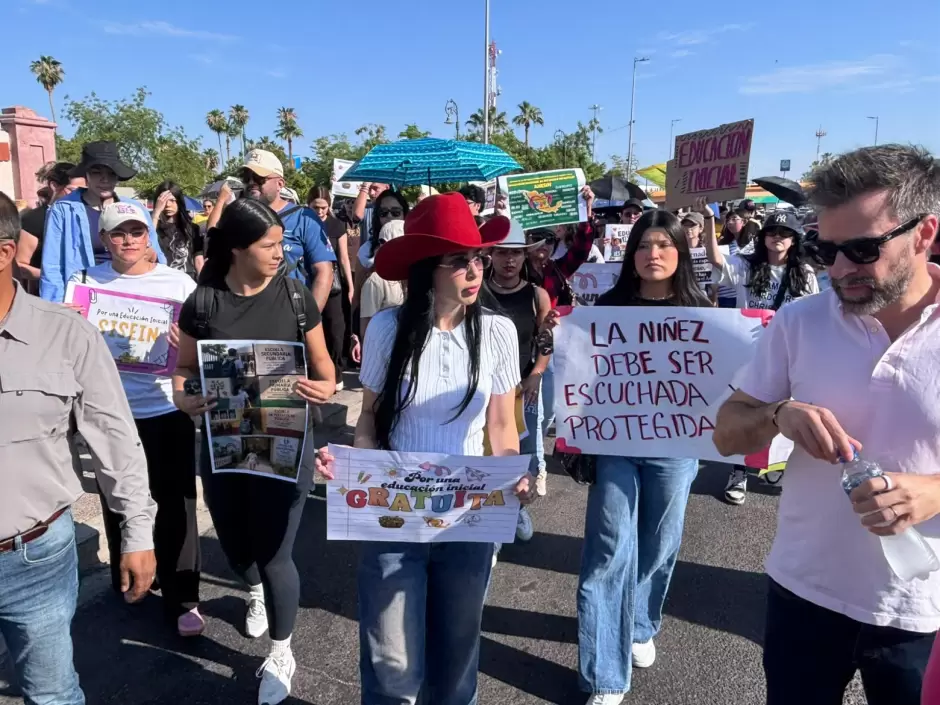 Lupita Villalobos encabeza manifestación