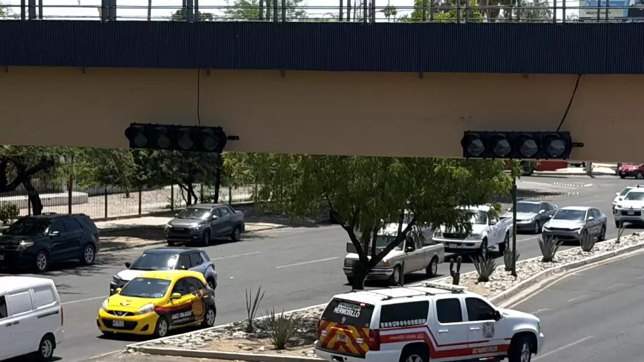 Semáforos en puente del bulevar Luis Encinas