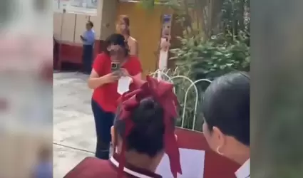 Pap� llega vestido de Dr. Simi a la graduaci�n de su hija y conmueve en redes