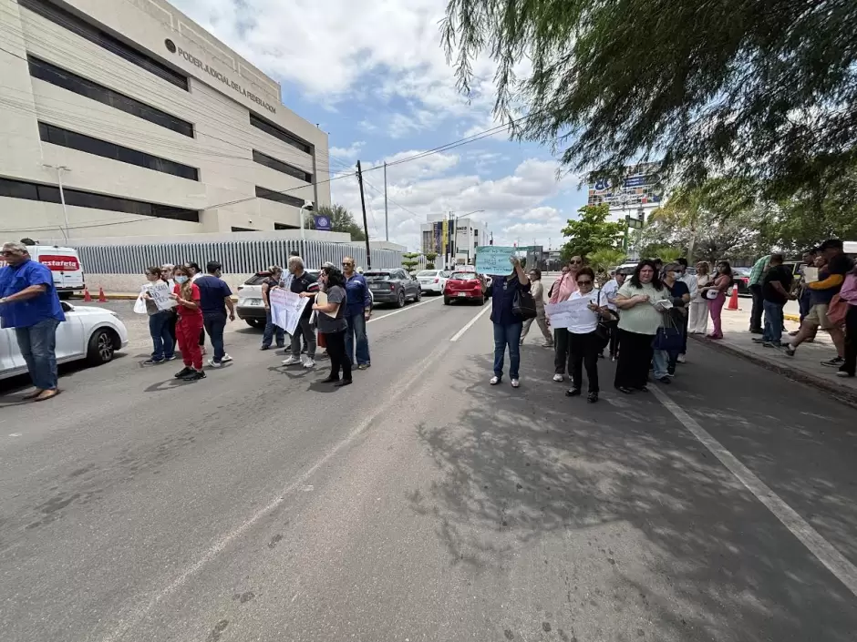 Protestan empleados del CREE por presunto acoso laboral