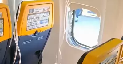 Pasajero sobrevive tras ser parcialmente succionado cuando una ventanilla se des