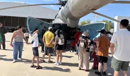 Exhibici�n a�rea y equipo militar re�nen a familias en la Base A�rea de Hermosil