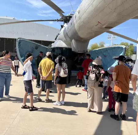 Exhibici�n a�rea y equipo militar re�nen a familias en la Base A�rea de Hermosil