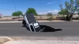 Veh�culo cae en socav�n