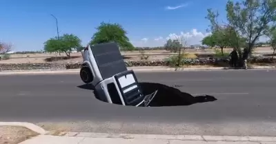Veh�culo cae en socav�n
