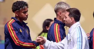 Saludo entre Leo Messi y Lamine Yamal