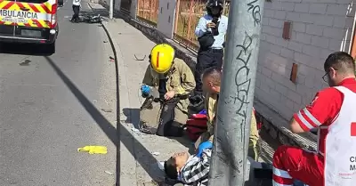Motociclista choca con poste