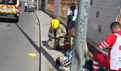 Motociclista choca con poste